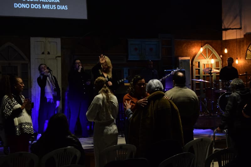 Momento de oração e acolhimento entre membros da igreja