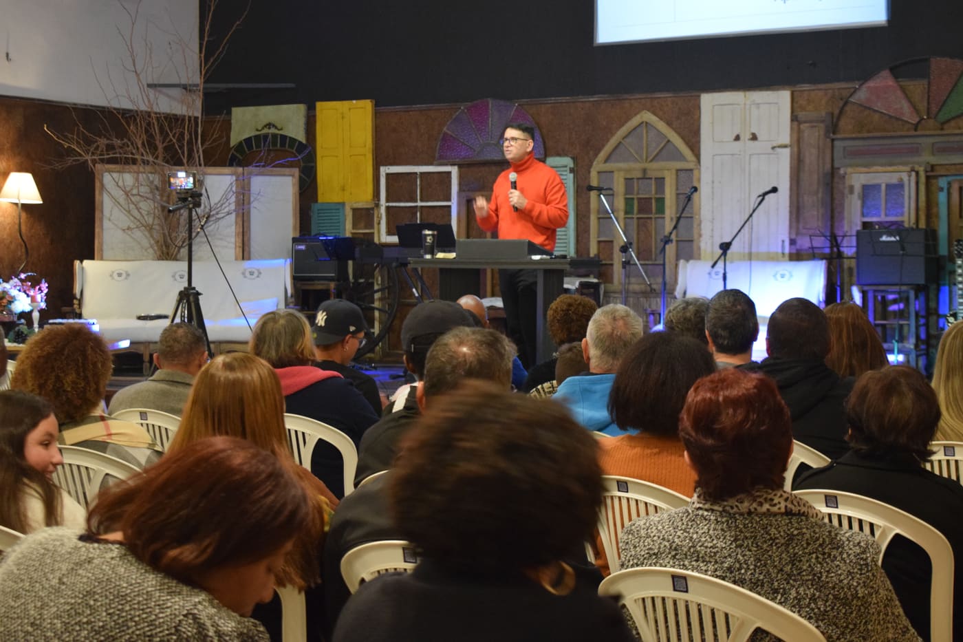 Culto da Família de Deus, com a igreja reunida ouvindo a pregação