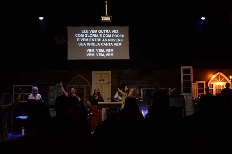 Momento de louvor e adoração durante o culto